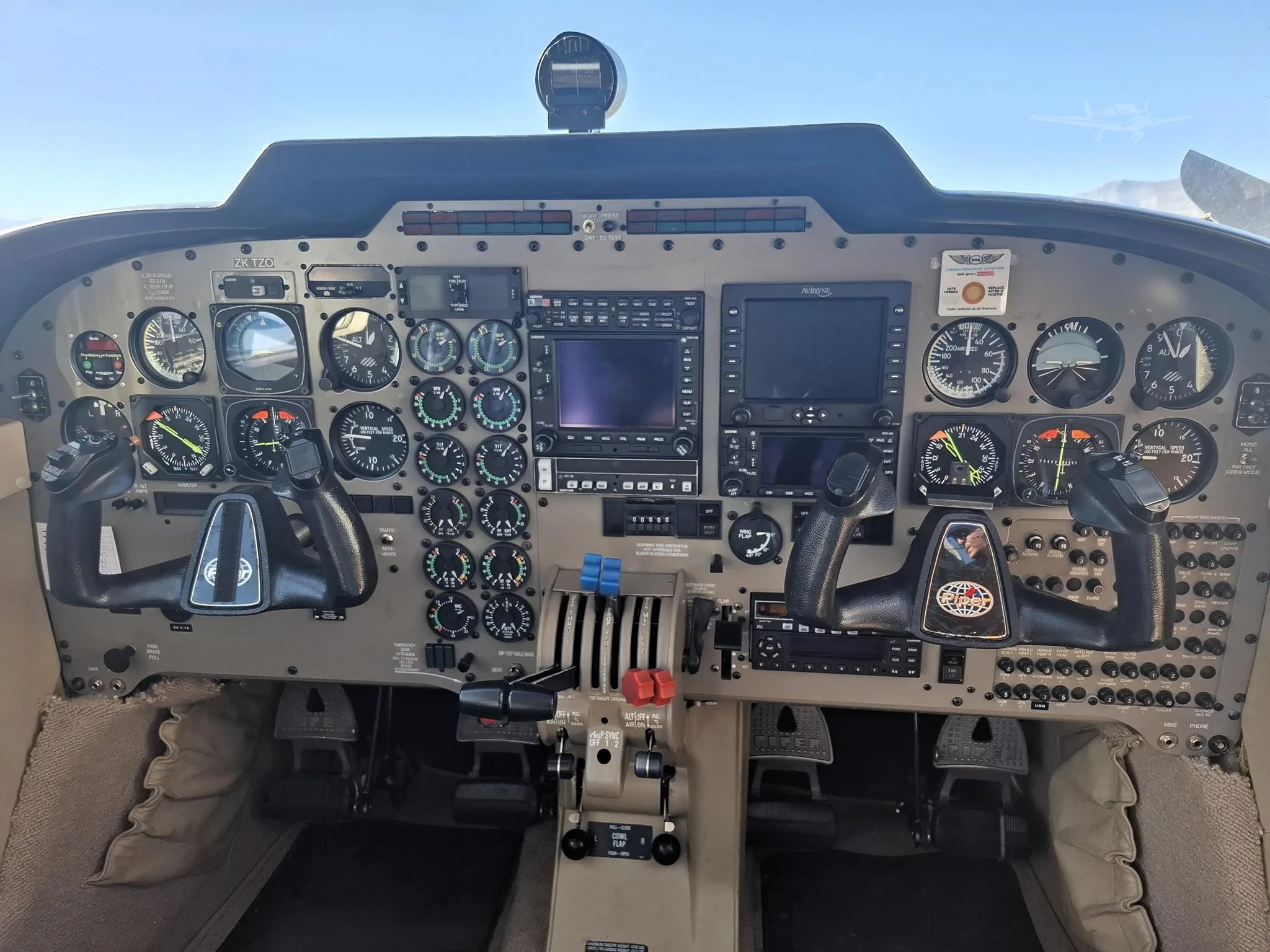Cockpit and instrument panel of a 1999 PIPER SENECA V.