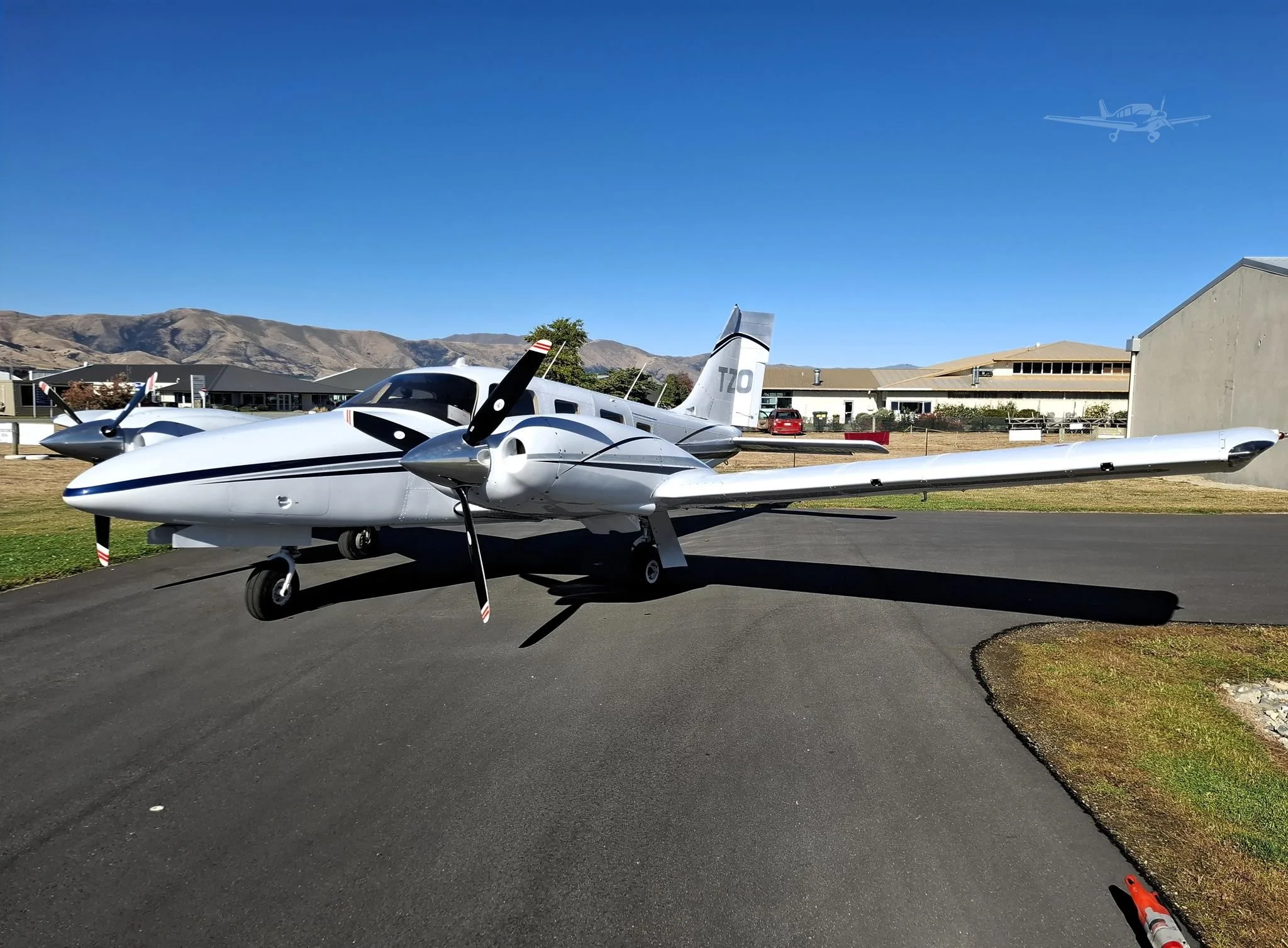 Exterior view of a 1999 PIPER SENECA V, ZK-TZO.