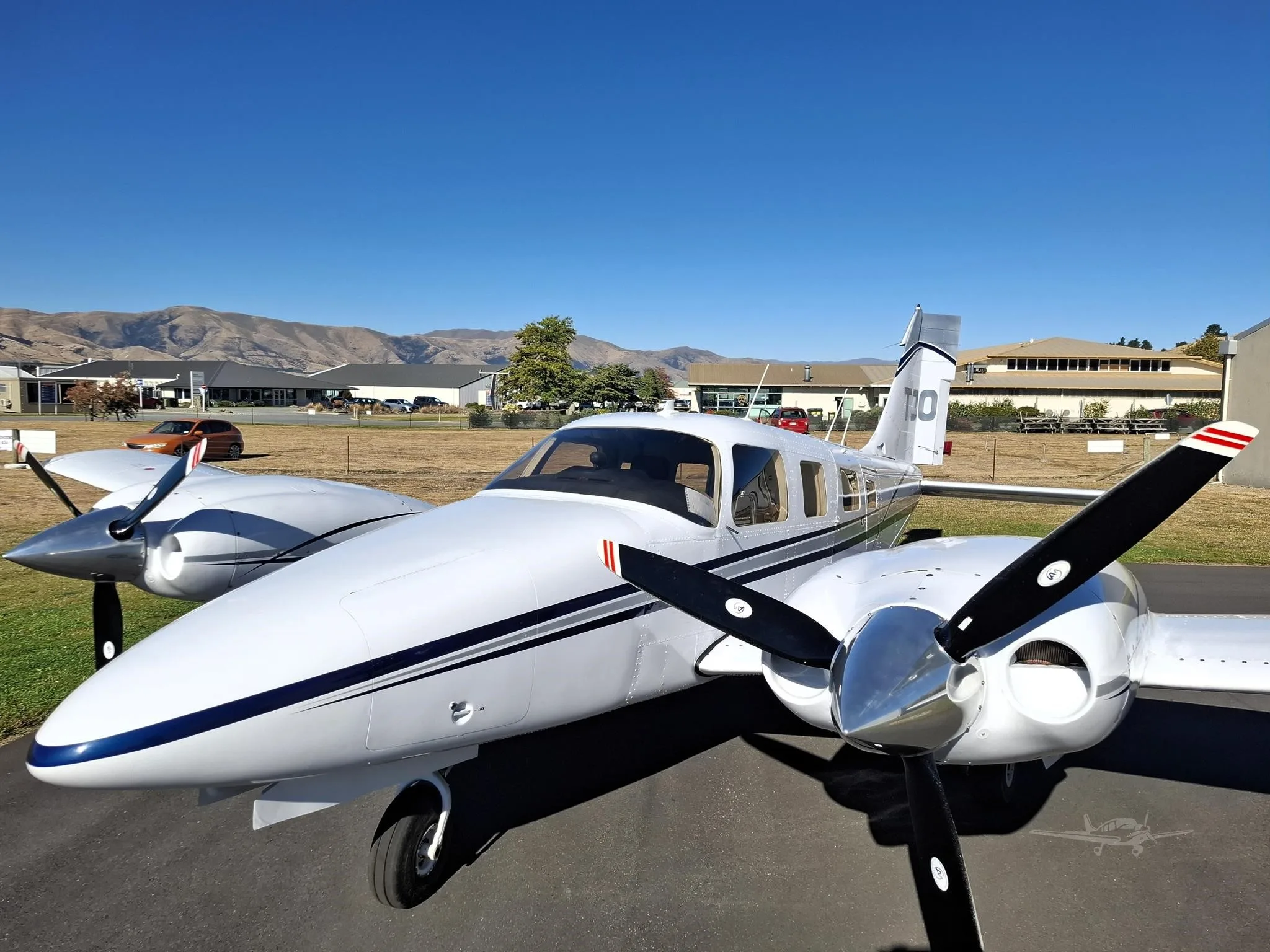 Exterior view of a 1999 PIPER SENECA V, ZK-TZO.