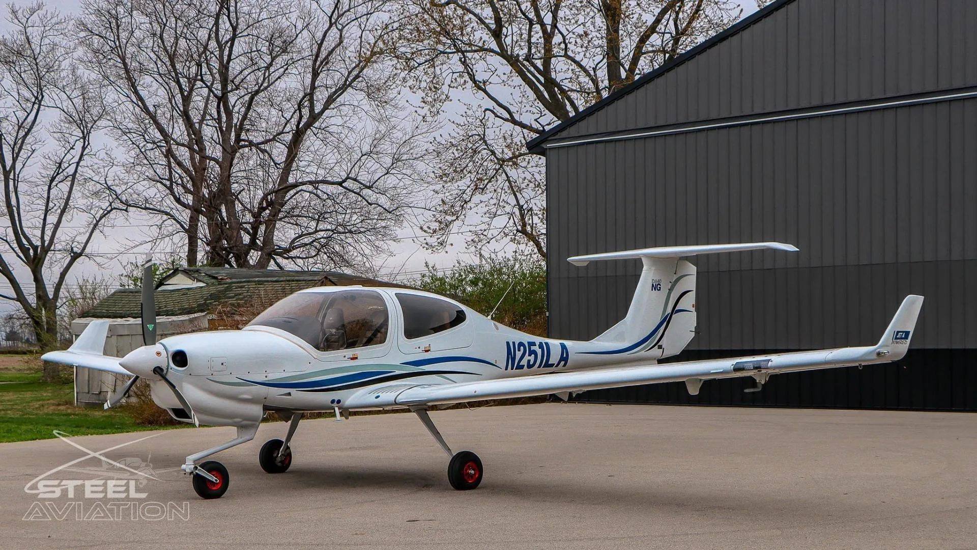 Exterior view of a 2022 DIAMOND DA40 NG, N251LA.
