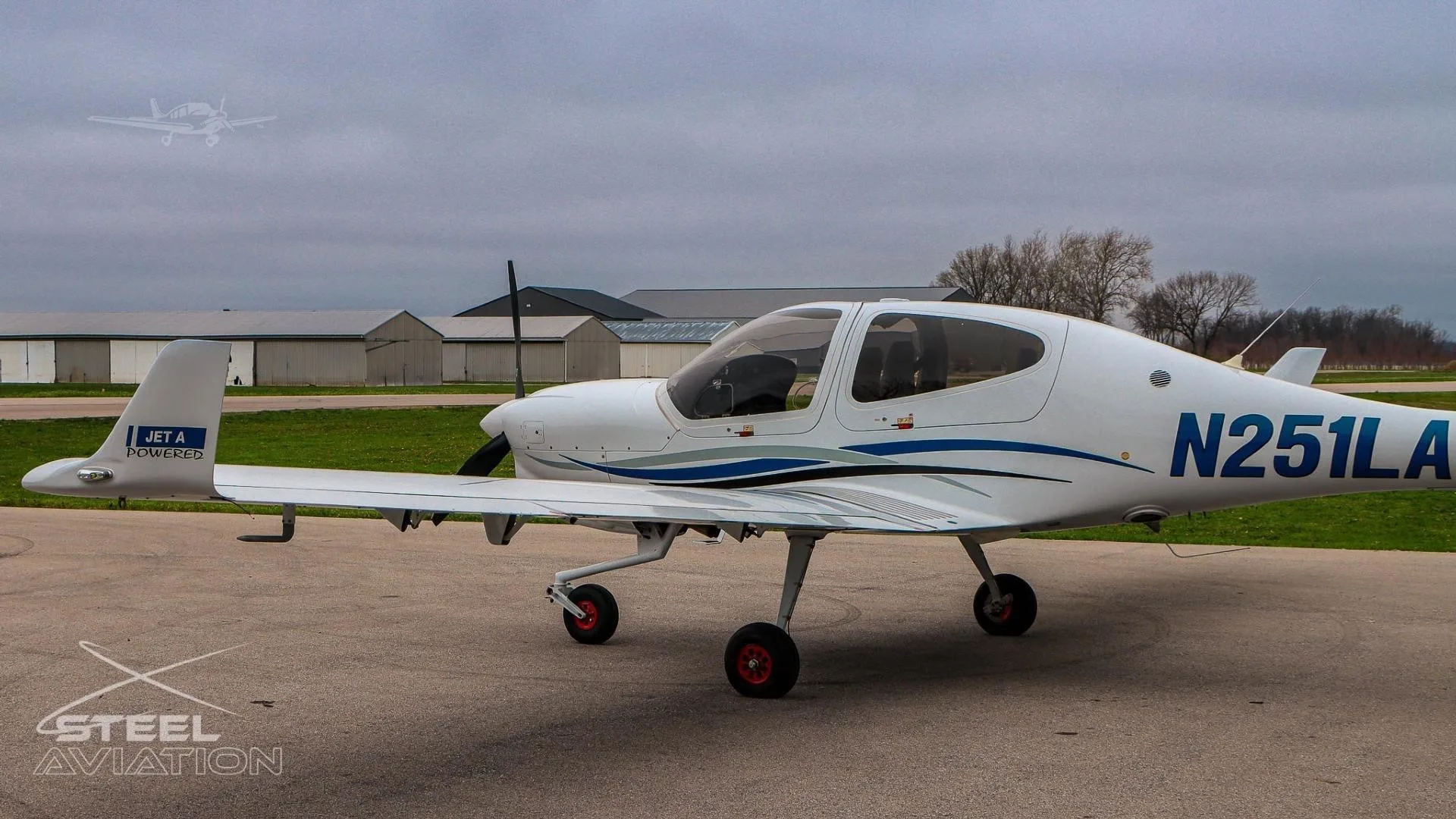 Exterior view of a 2022 DIAMOND DA40 NG, N251LA.