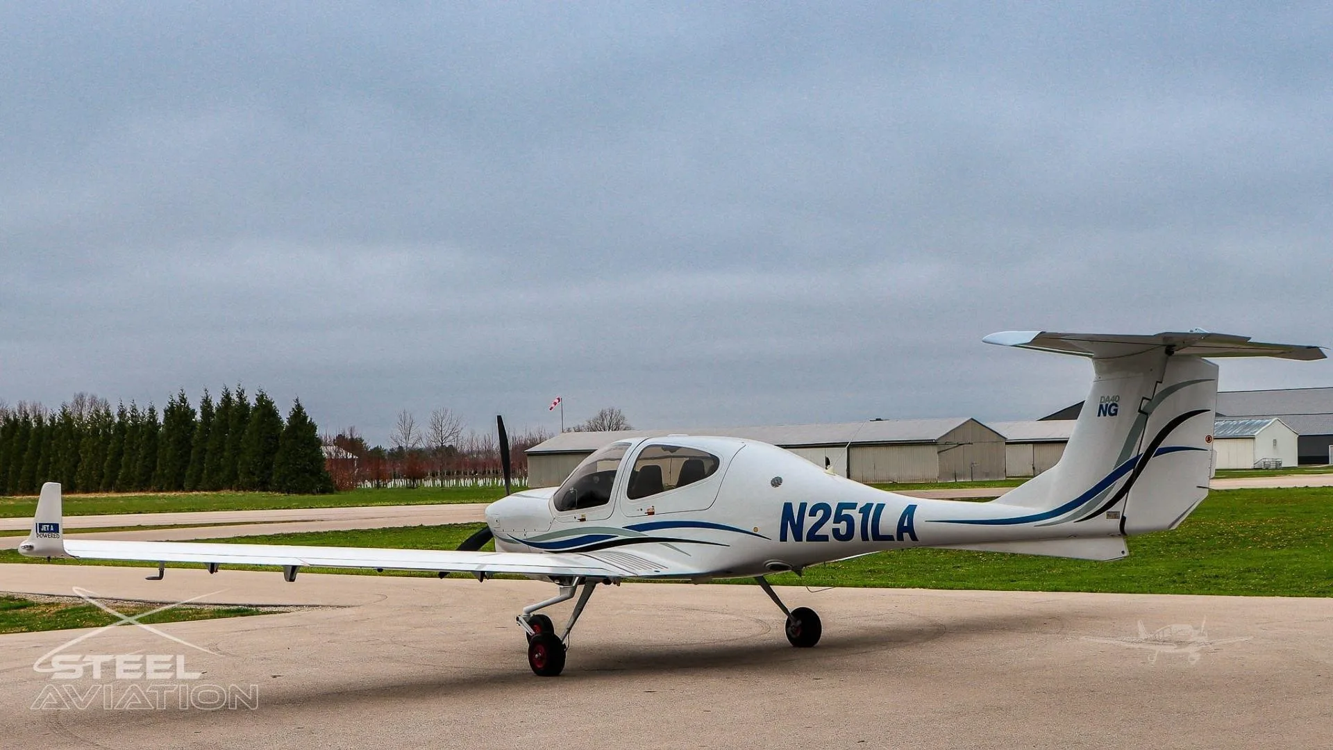 Exterior view of a 2022 DIAMOND DA40 NG, N251LA.
