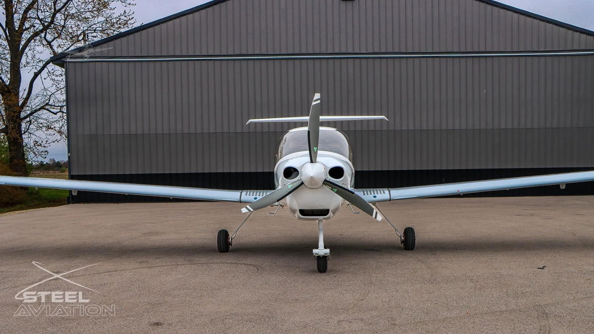 Exterior view of a 2022 DIAMOND DA40 NG, N251LA.