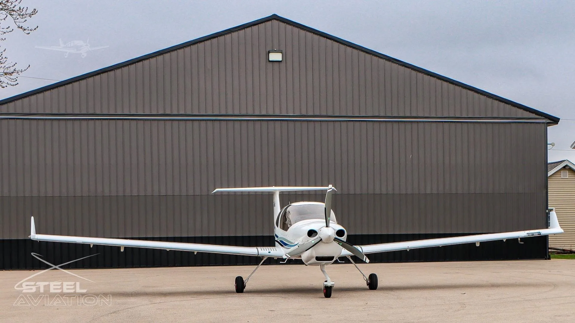 Exterior view of a 2022 DIAMOND DA40 NG, N251LA.