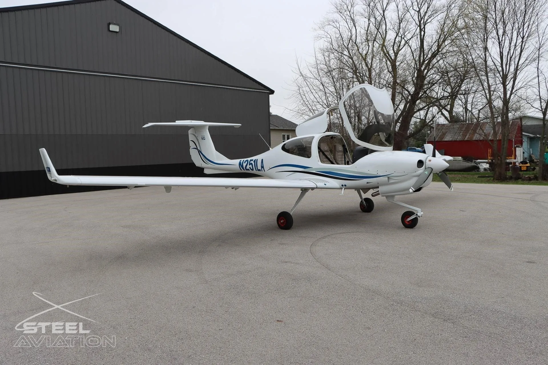 Exterior view of a 2022 DIAMOND DA40 NG, N251LA.