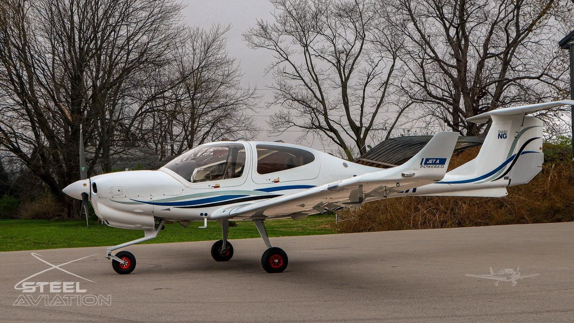 Exterior view of a 2022 DIAMOND DA40 NG, N251LA.