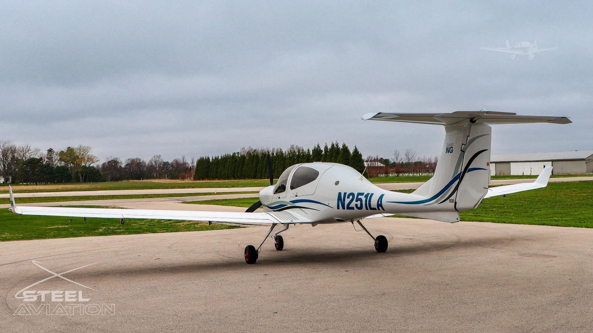 Exterior view of a 2022 DIAMOND DA40 NG, N251LA.