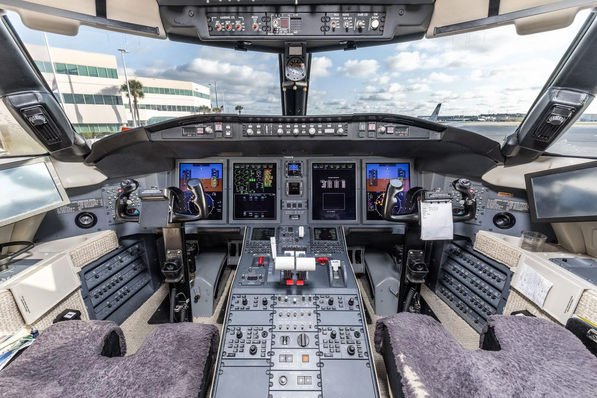 Cockpit and instrument panel of a 2010 BOMBARDIER CHALLENGER 605.