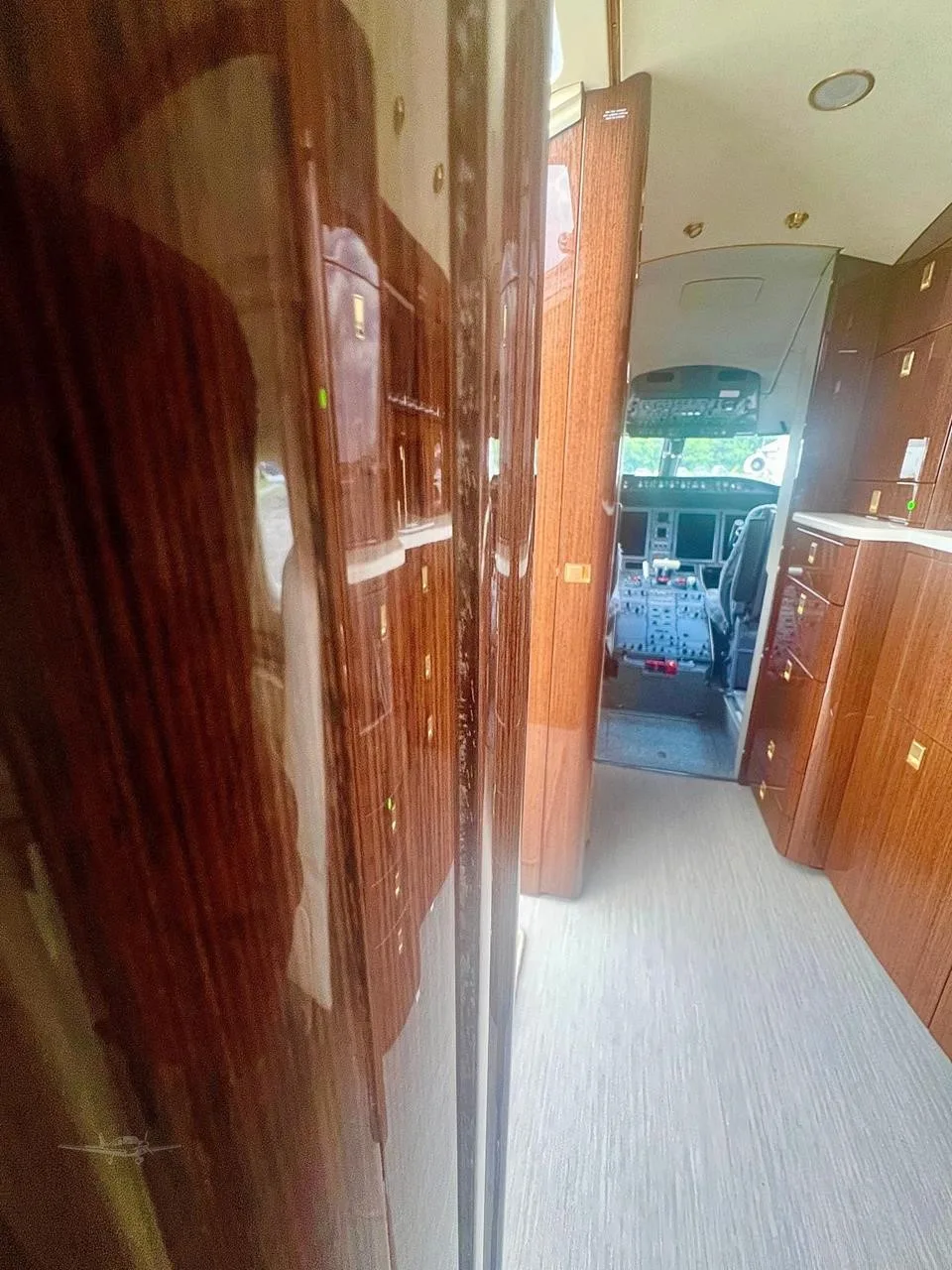 Cabin interior of a 2010 BOMBARDIER CHALLENGER 605.
