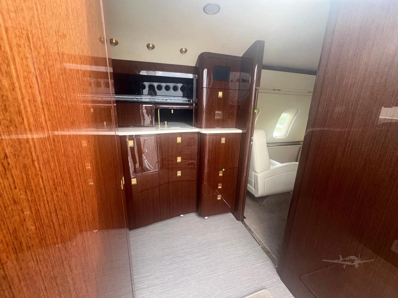Cabin interior of a 2010 BOMBARDIER CHALLENGER 605.