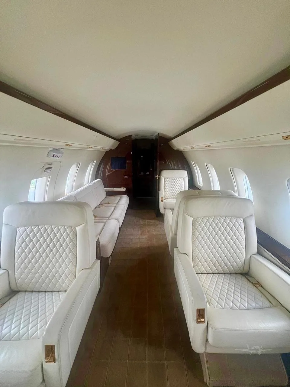 Cabin interior of a 2010 BOMBARDIER CHALLENGER 605.