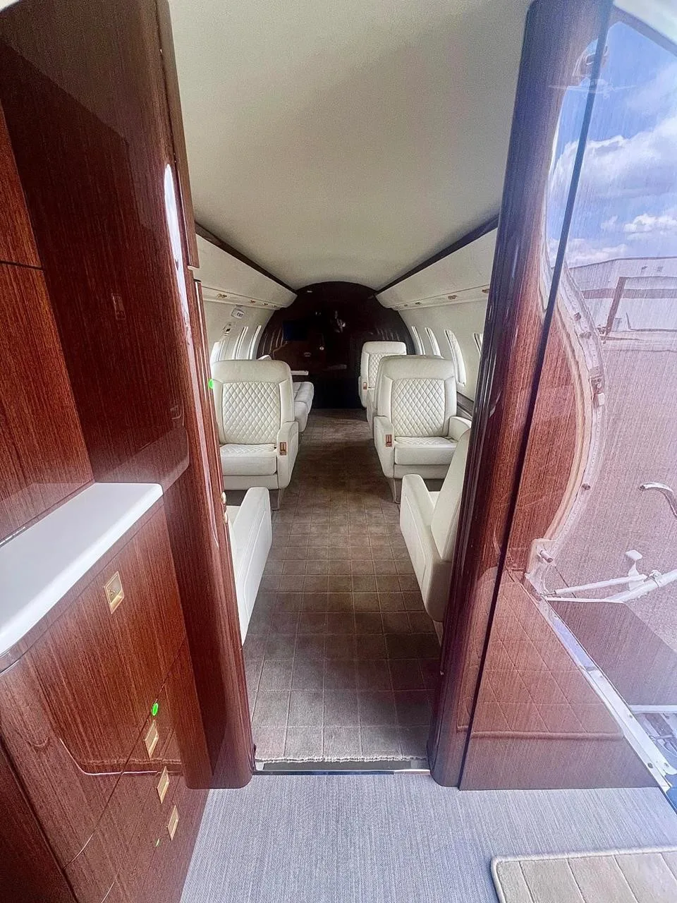 Cabin interior of a 2010 BOMBARDIER CHALLENGER 605.