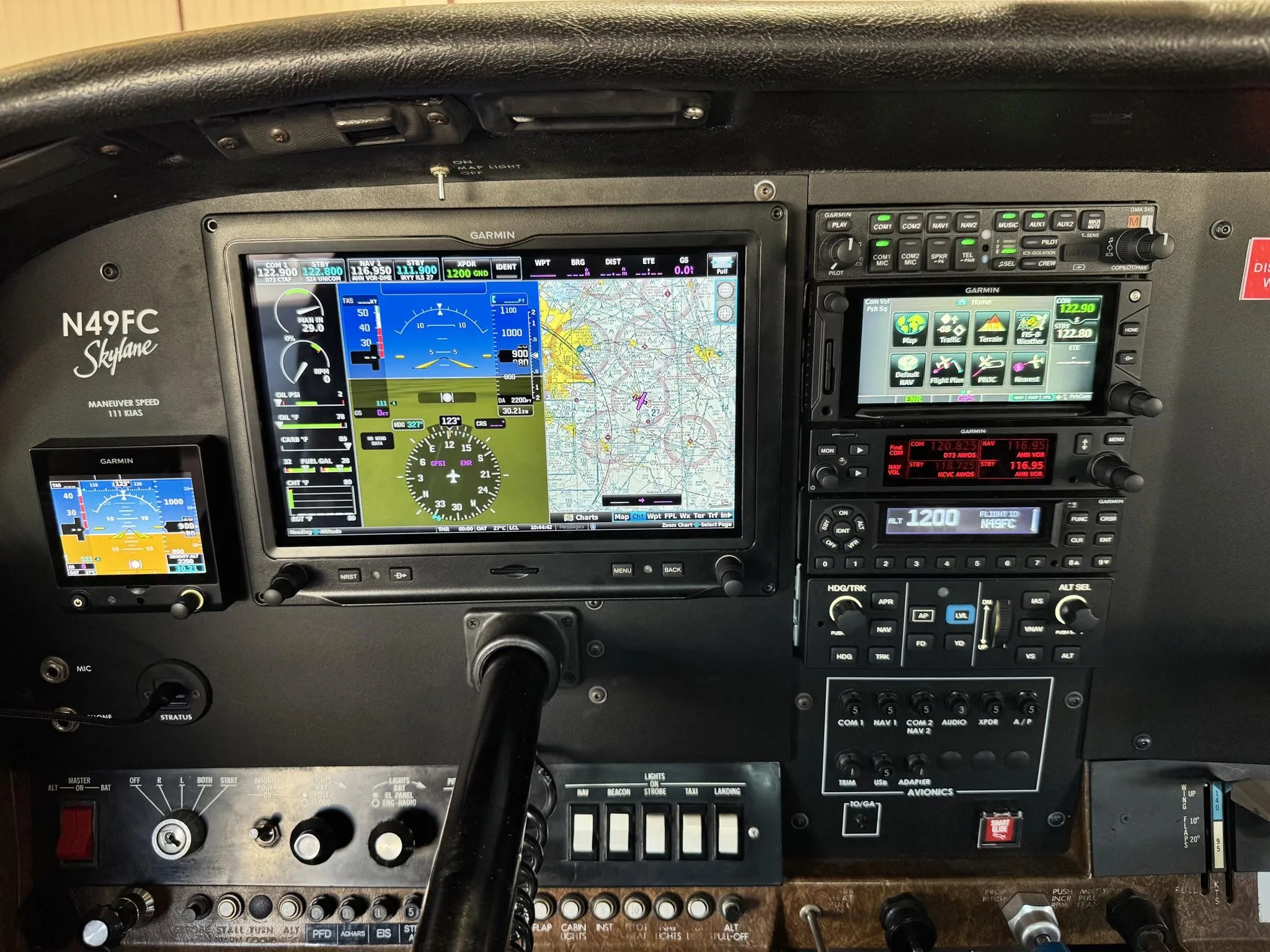 Avionics suite of a 1982 CESSNA 182R SKYLANE.