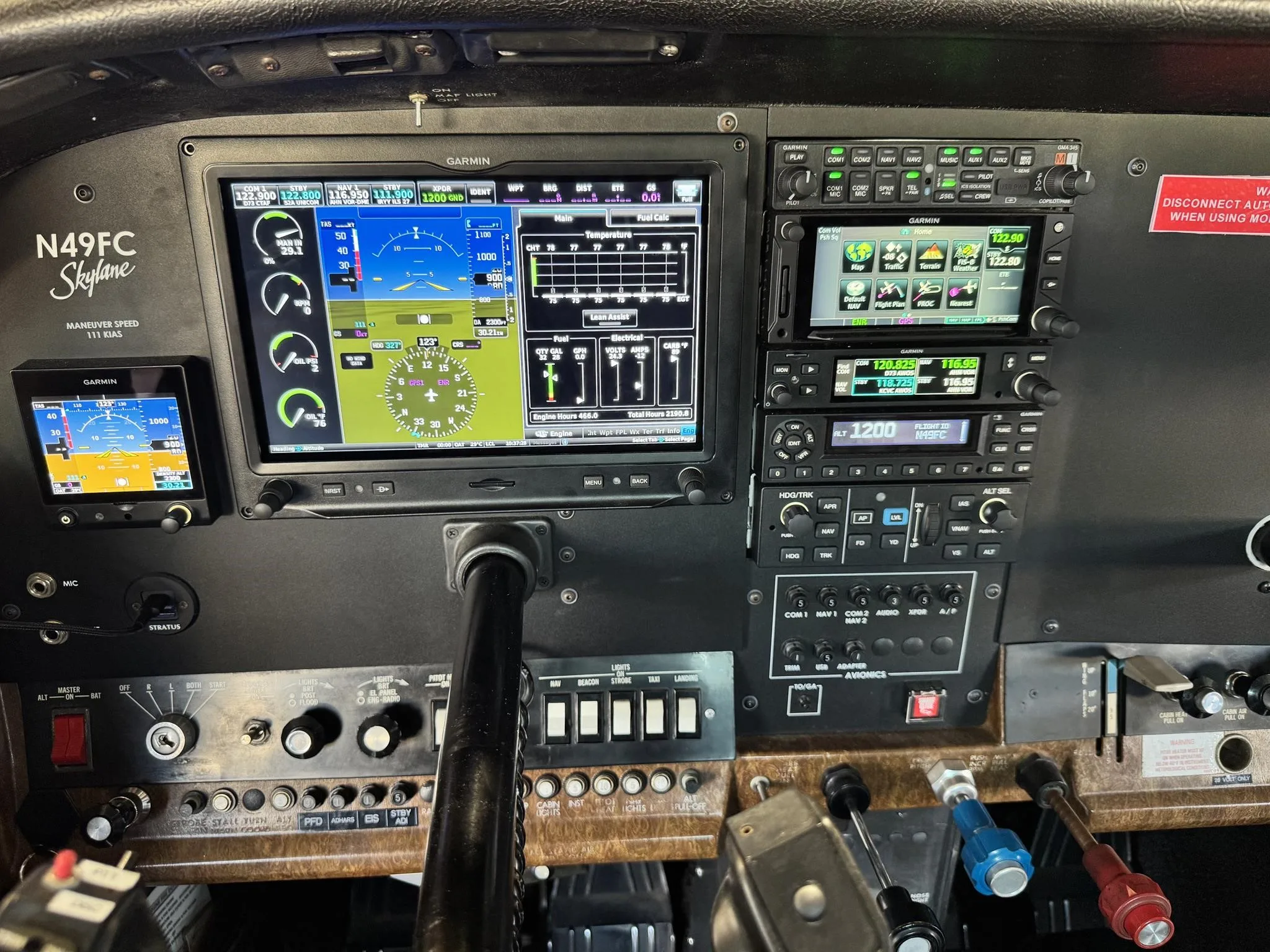 Avionics suite of a 1982 CESSNA 182R SKYLANE.