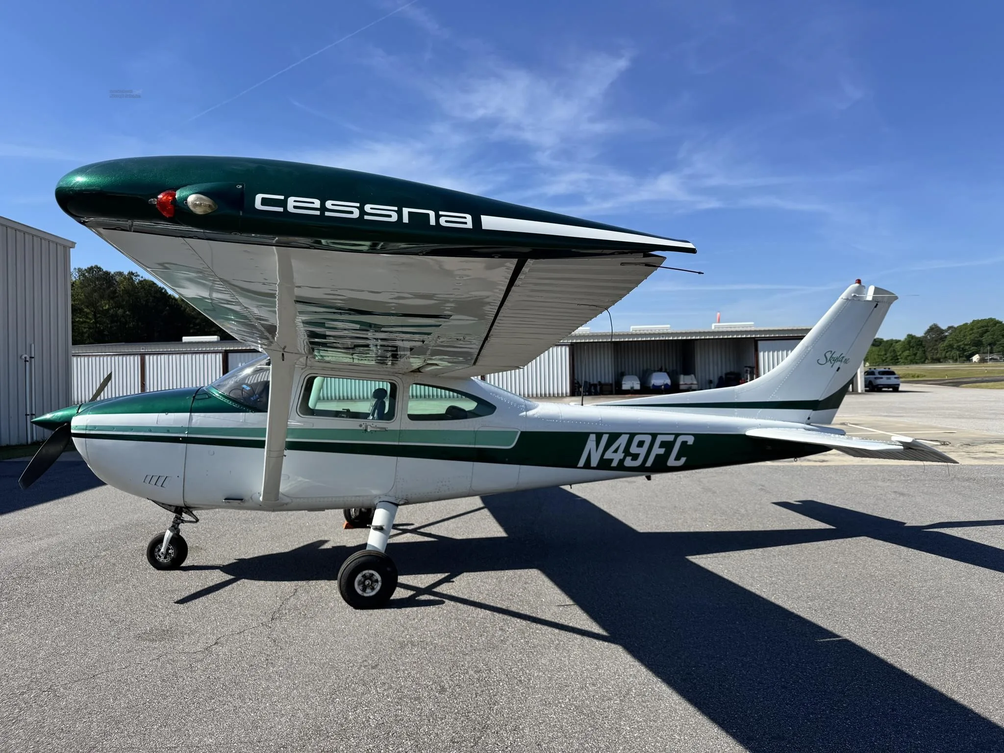 Exterior view of a 1982 CESSNA 182R SKYLANE, N49FC.
