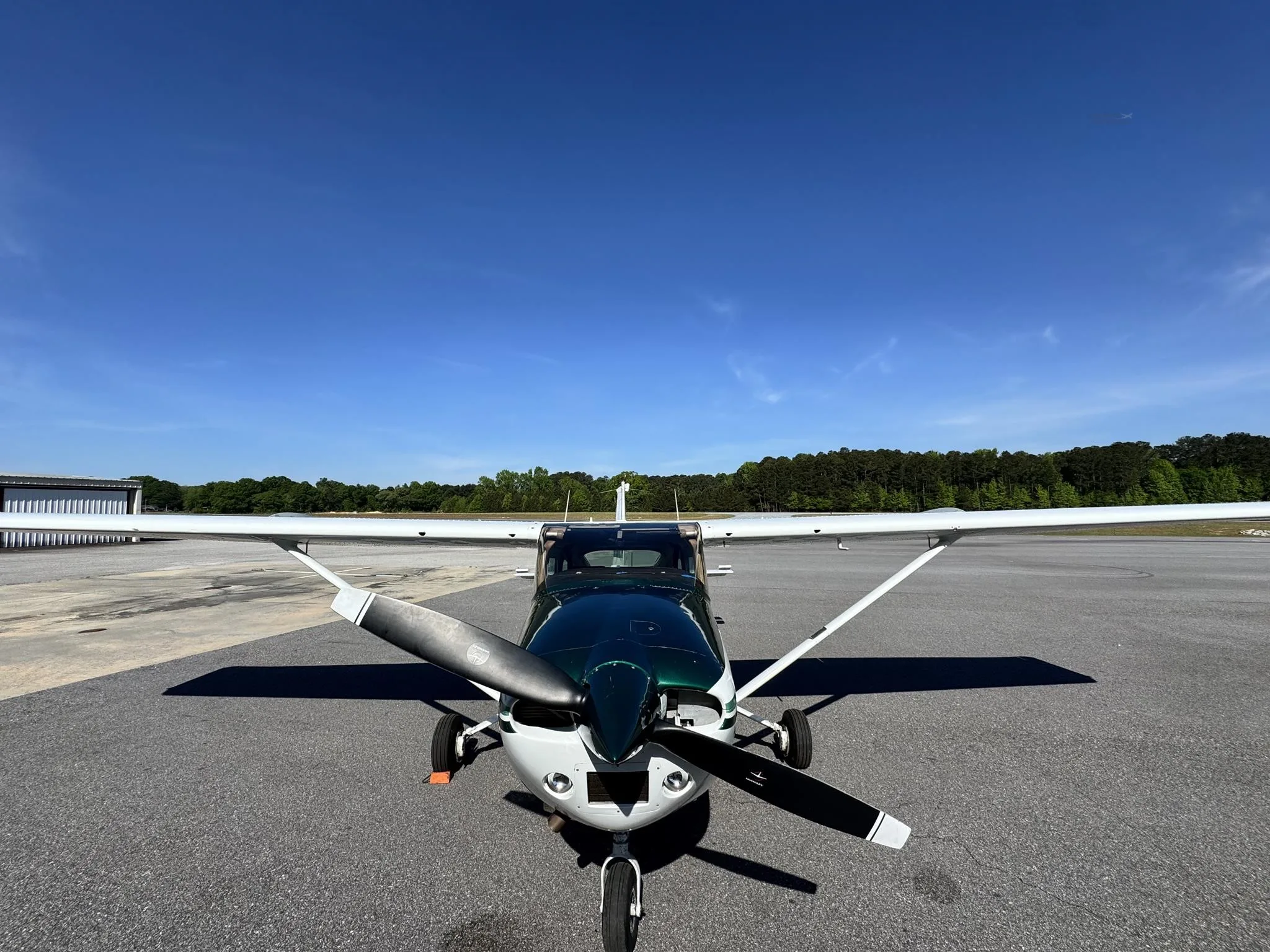 Exterior view of a 1982 CESSNA 182R SKYLANE, N49FC.