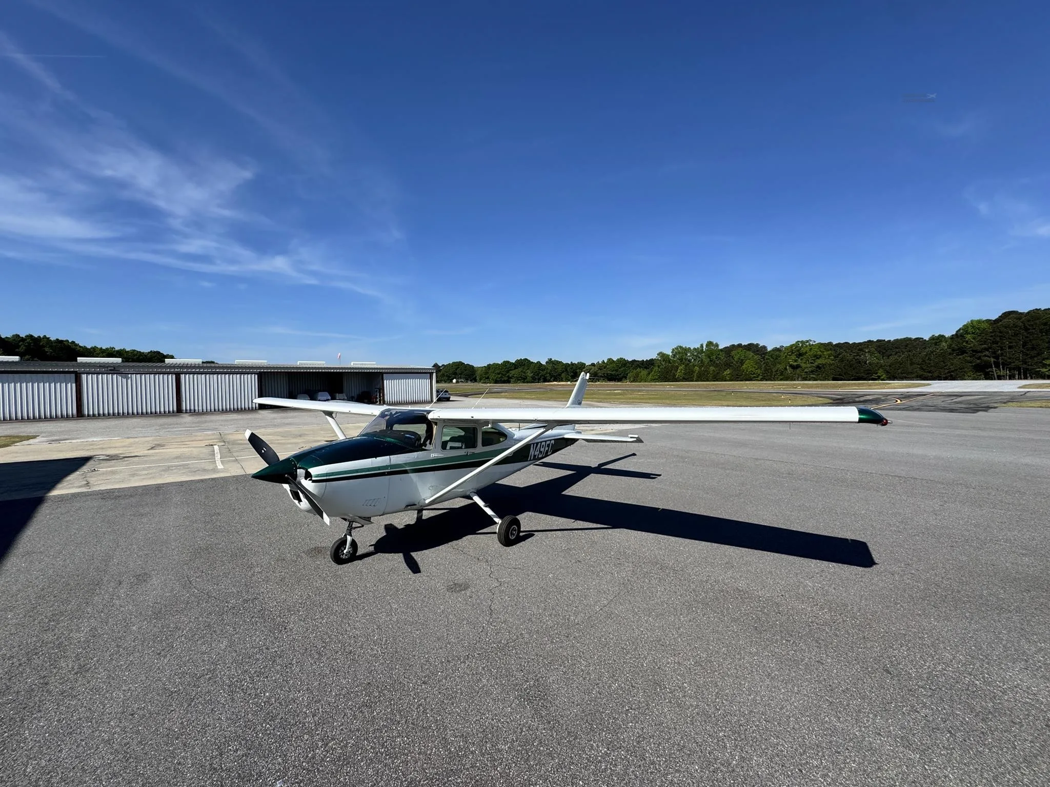 Exterior view of a 1982 CESSNA 182R SKYLANE, N49FC.