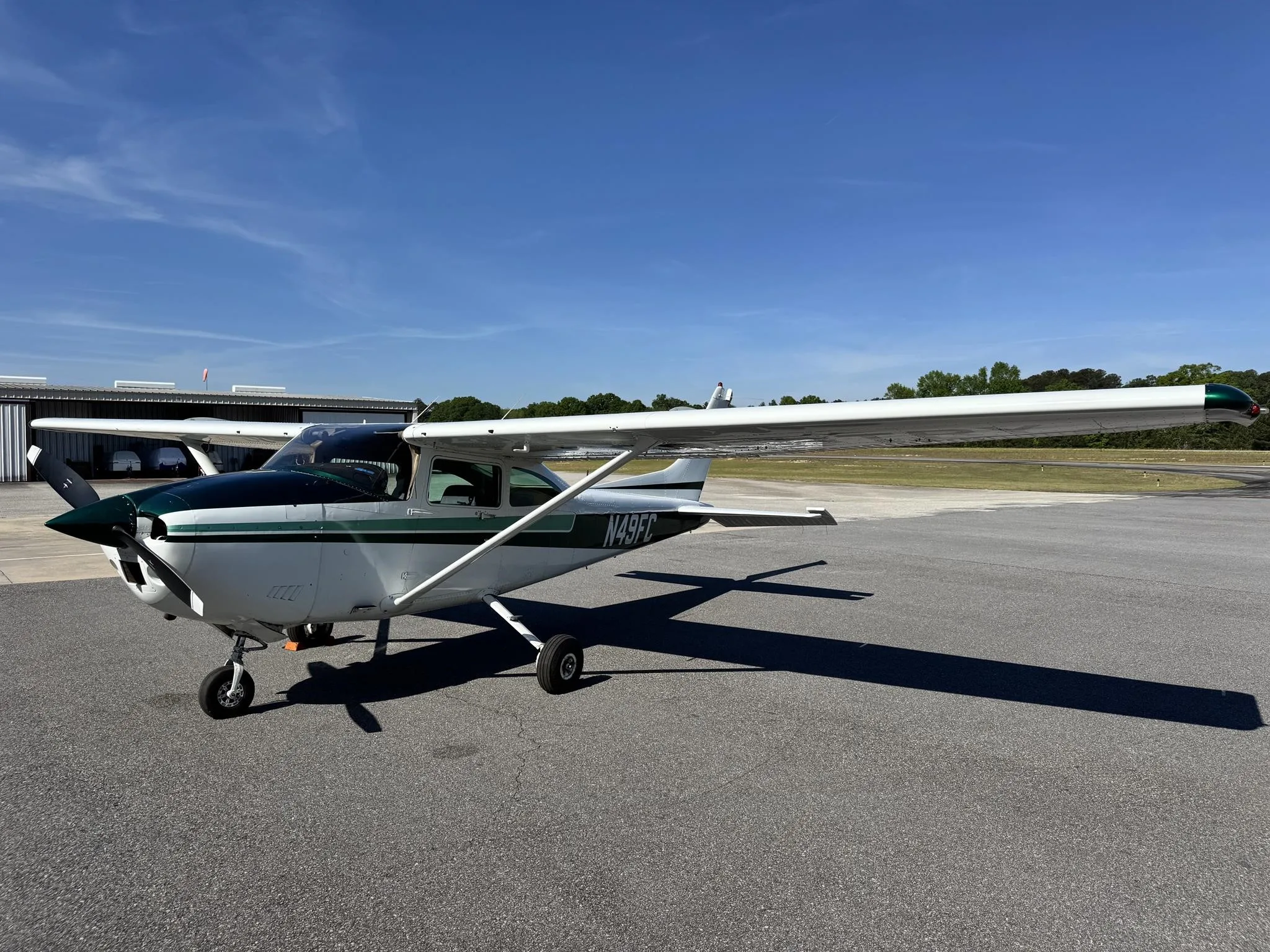 Exterior view of a 1982 CESSNA 182R SKYLANE, N49FC.