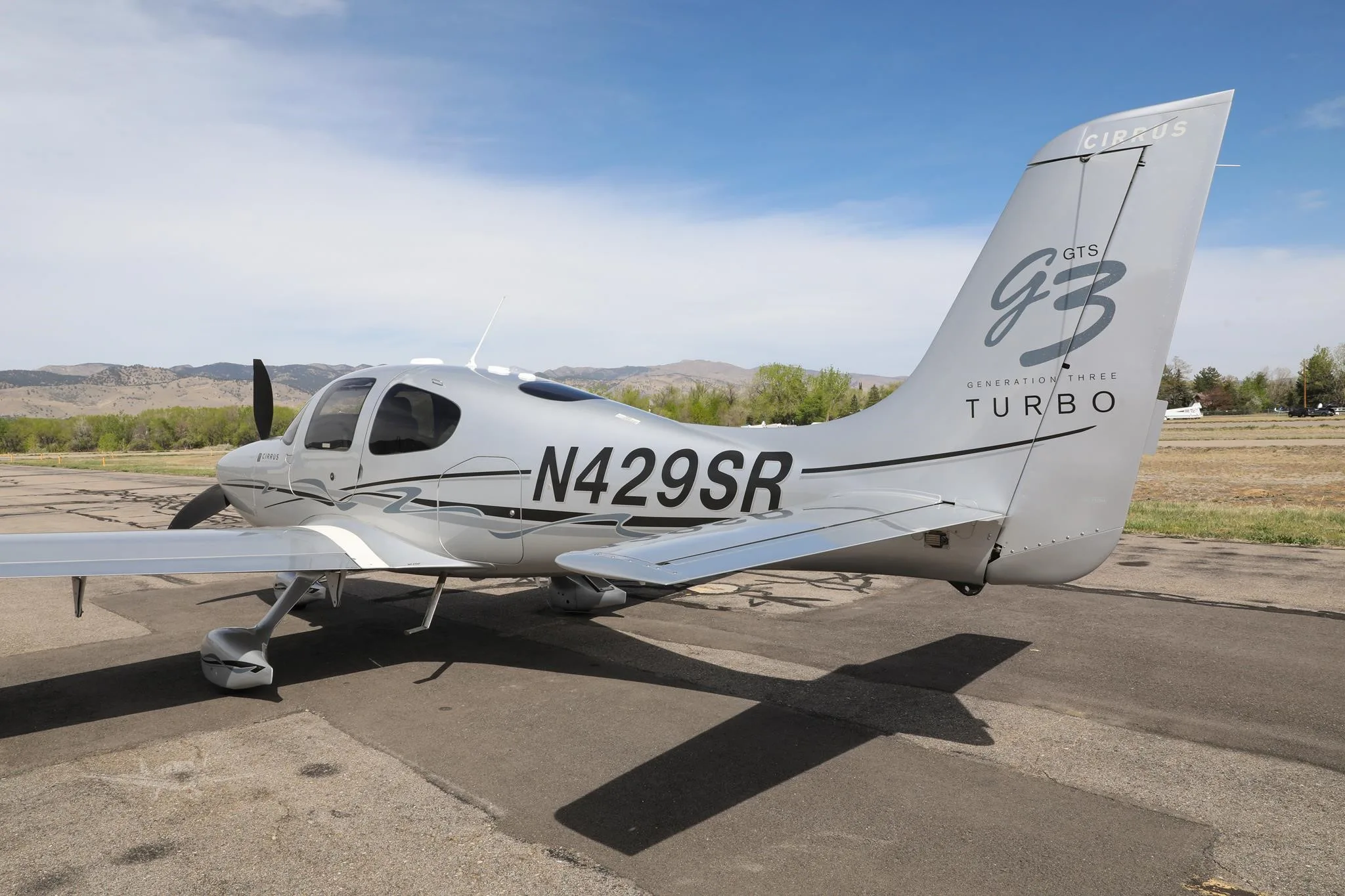 Exterior view of a 2007 CIRRUS SR22-G3 TURBO, N429SR.
