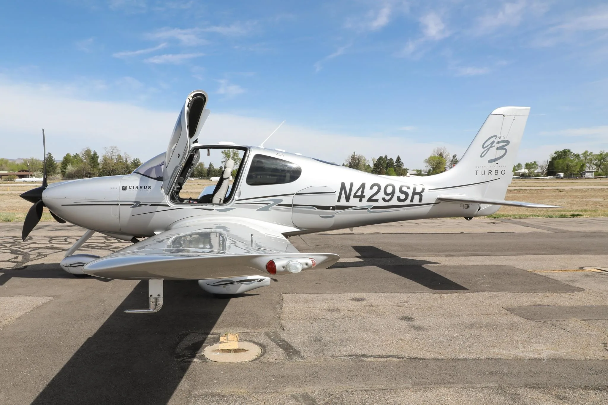 Exterior view of a 2007 CIRRUS SR22-G3 TURBO, N429SR.