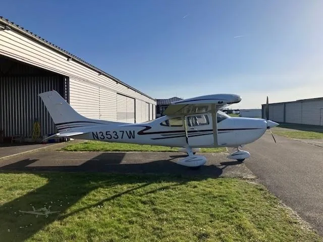 Exterior view of a 2001 CESSNA TURBO 182T SKYLANE, N3537W.