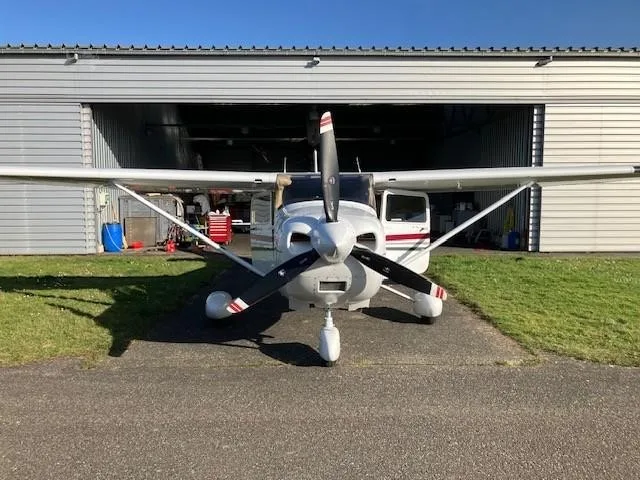 Exterior view of a 2001 CESSNA TURBO 182T SKYLANE, N3537W.