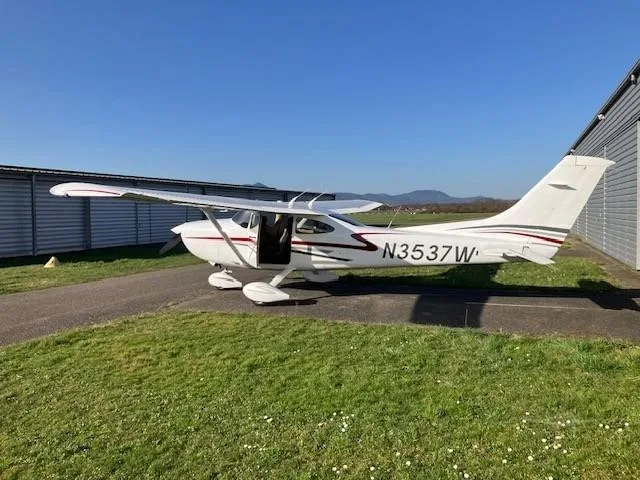 Exterior view of a 2001 CESSNA TURBO 182T SKYLANE, N3537W.