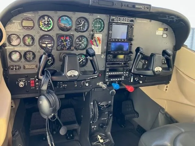 Cockpit and instrument panel of a 2001 CESSNA TURBO 182T SKYLANE.