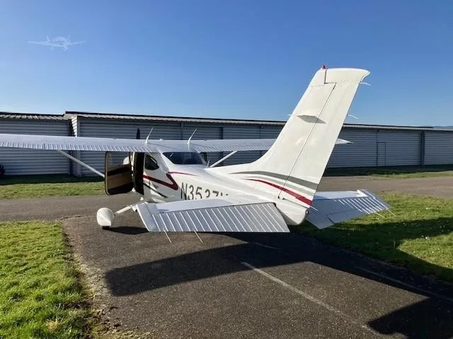 Exterior view of a 2001 CESSNA TURBO 182T SKYLANE, N3537W.