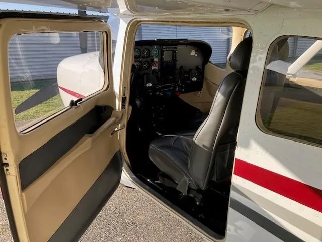 Cabin interior of a 2001 CESSNA TURBO 182T SKYLANE.