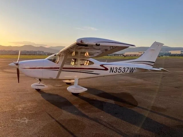 Exterior view of a 2001 CESSNA TURBO 182T SKYLANE, N3537W.