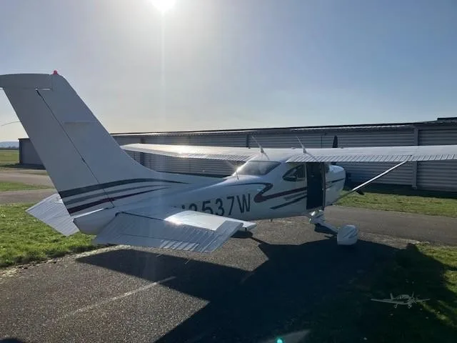 Exterior view of a 2001 CESSNA TURBO 182T SKYLANE, N3537W.