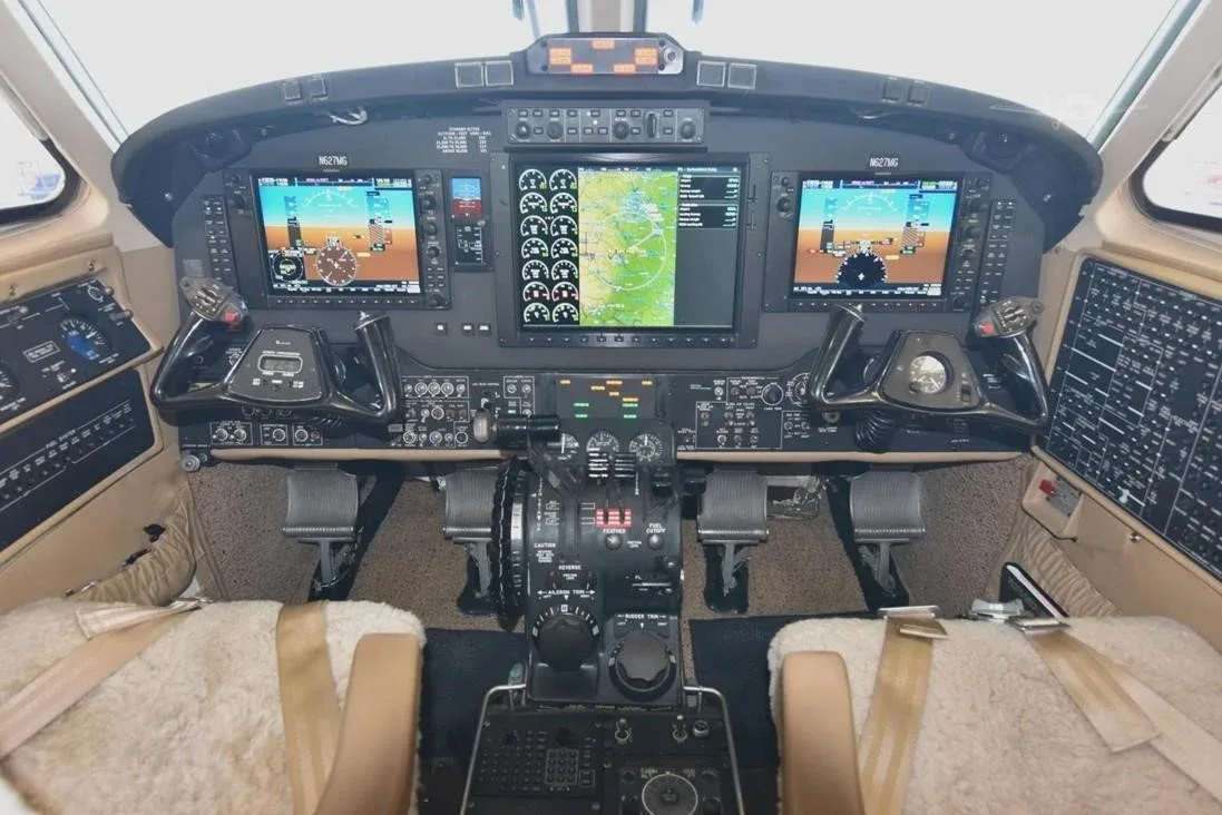 Cockpit and instrument panel of a 1989 BEECHCRAFT KING AIR 300.