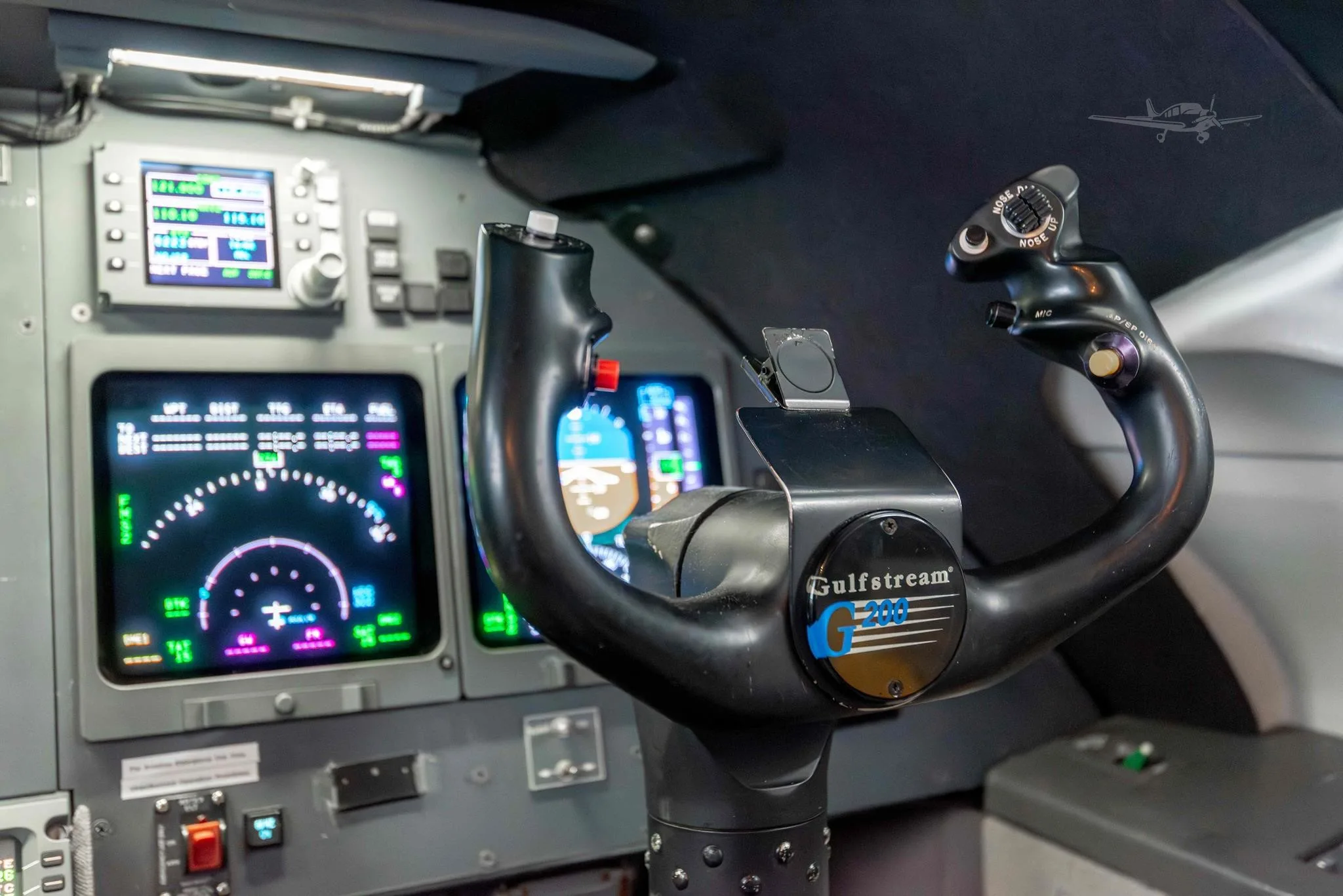 Cockpit and instrument panel of a 2001 GULFSTREAM G200.