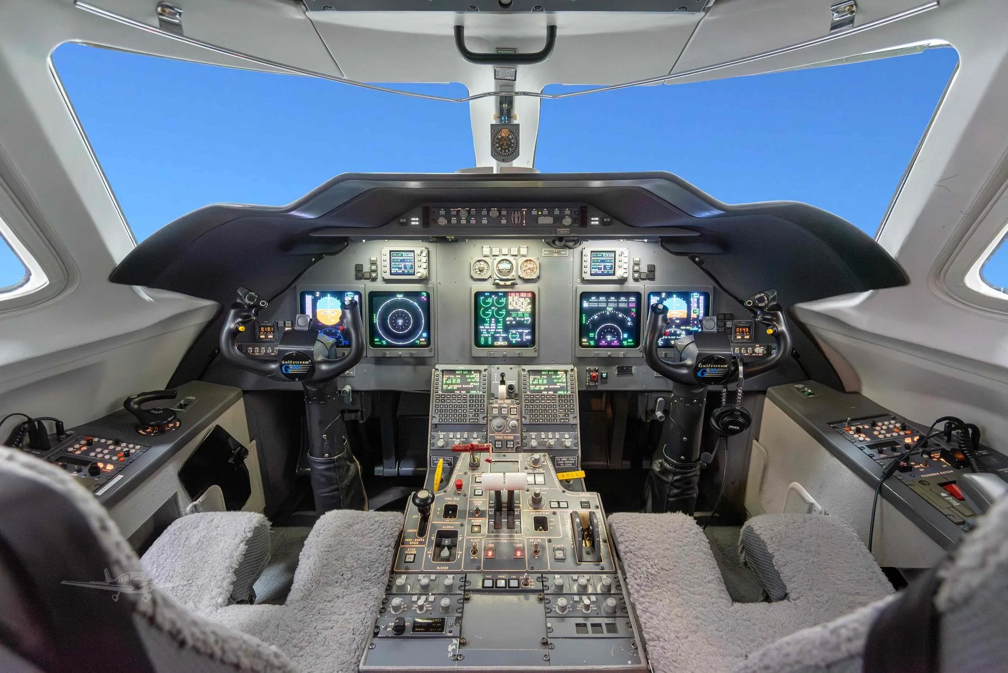 Cockpit and instrument panel of a 2001 GULFSTREAM G200.