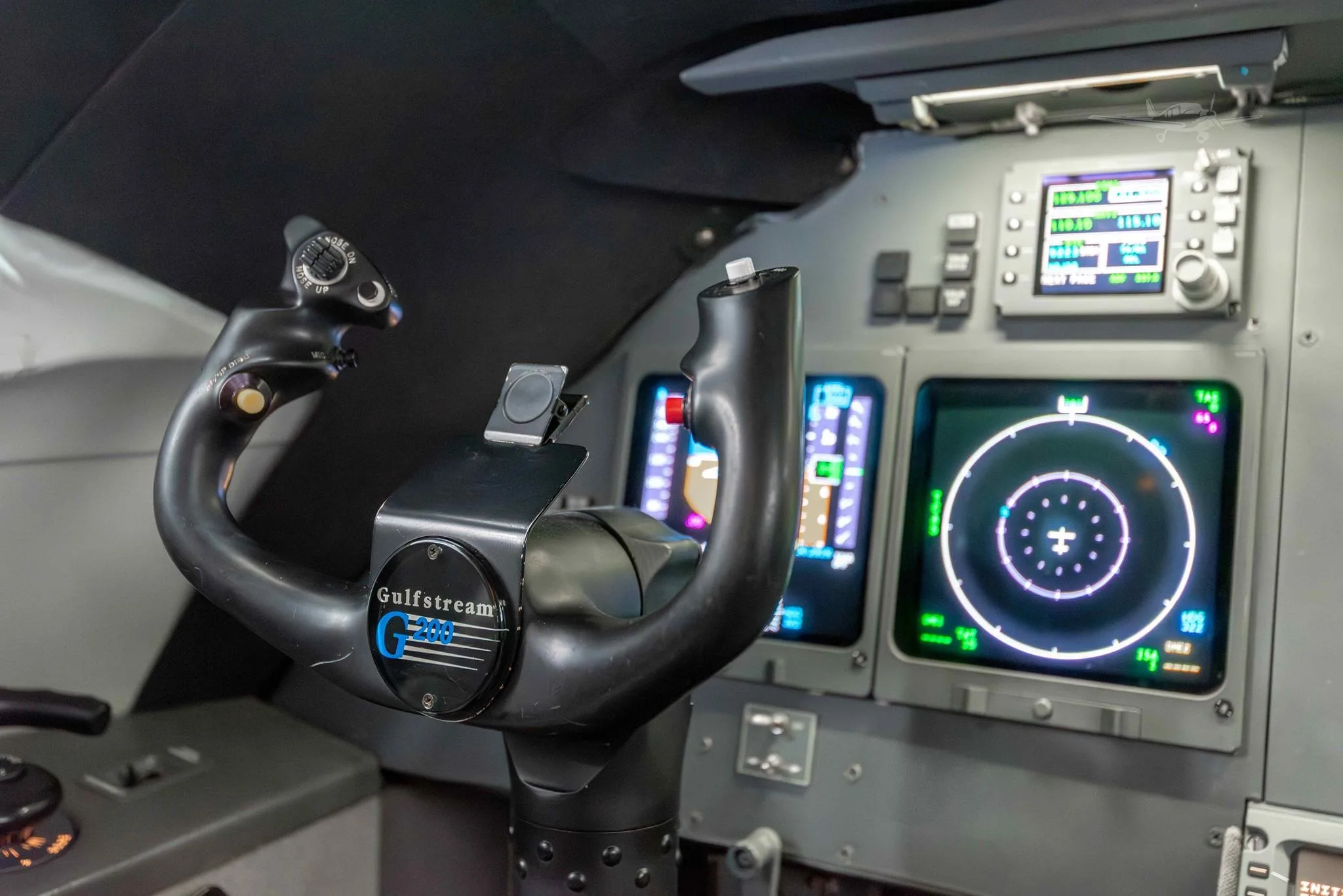 Cockpit and instrument panel of a 2001 GULFSTREAM G200.