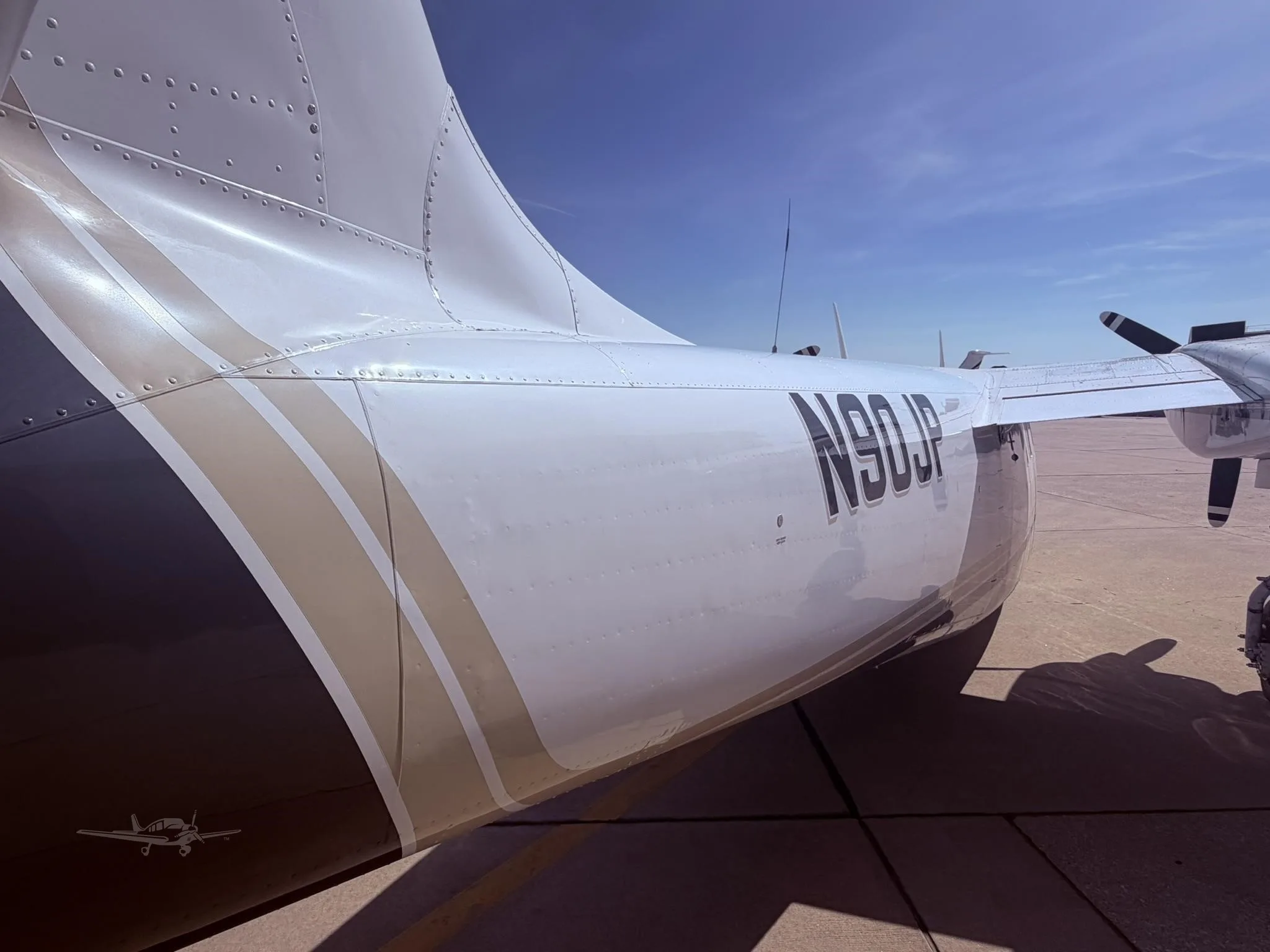 Marketing image of a 1970 COMMANDER 500S.