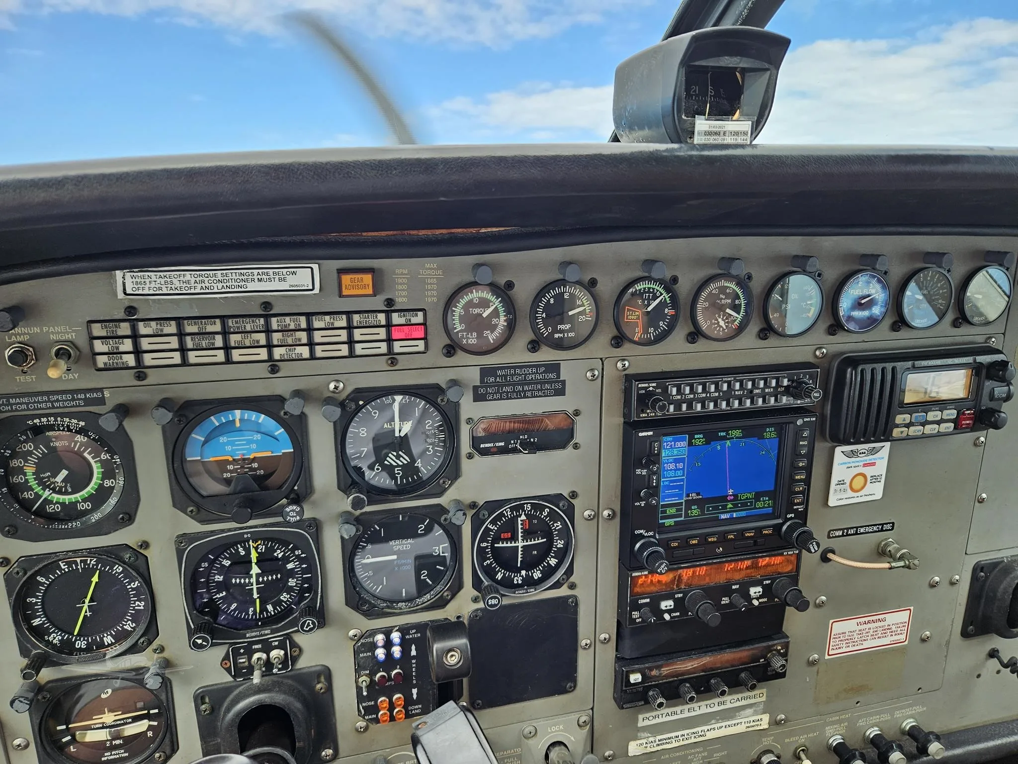 Cockpit and instrument panel of a 2001 CESSNA CARAVAN 208.