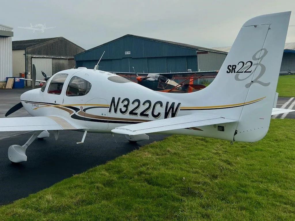 Exterior view of a 2004 CIRRUS SR22-G2, N322CW.