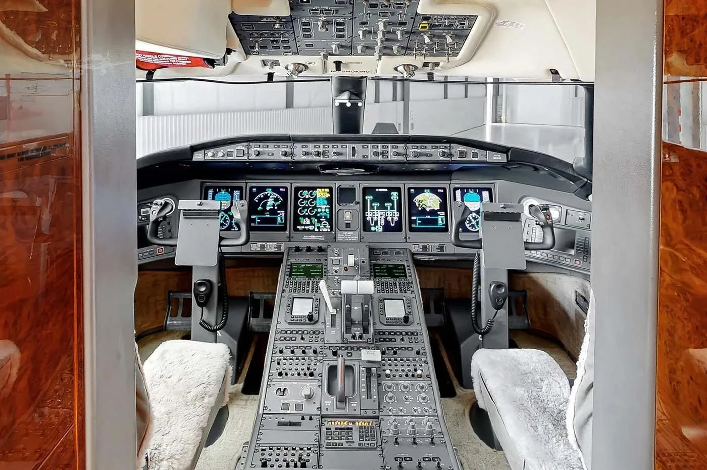 Cockpit and instrument panel of a 2005 BOMBARDIER GLOBAL 5000.