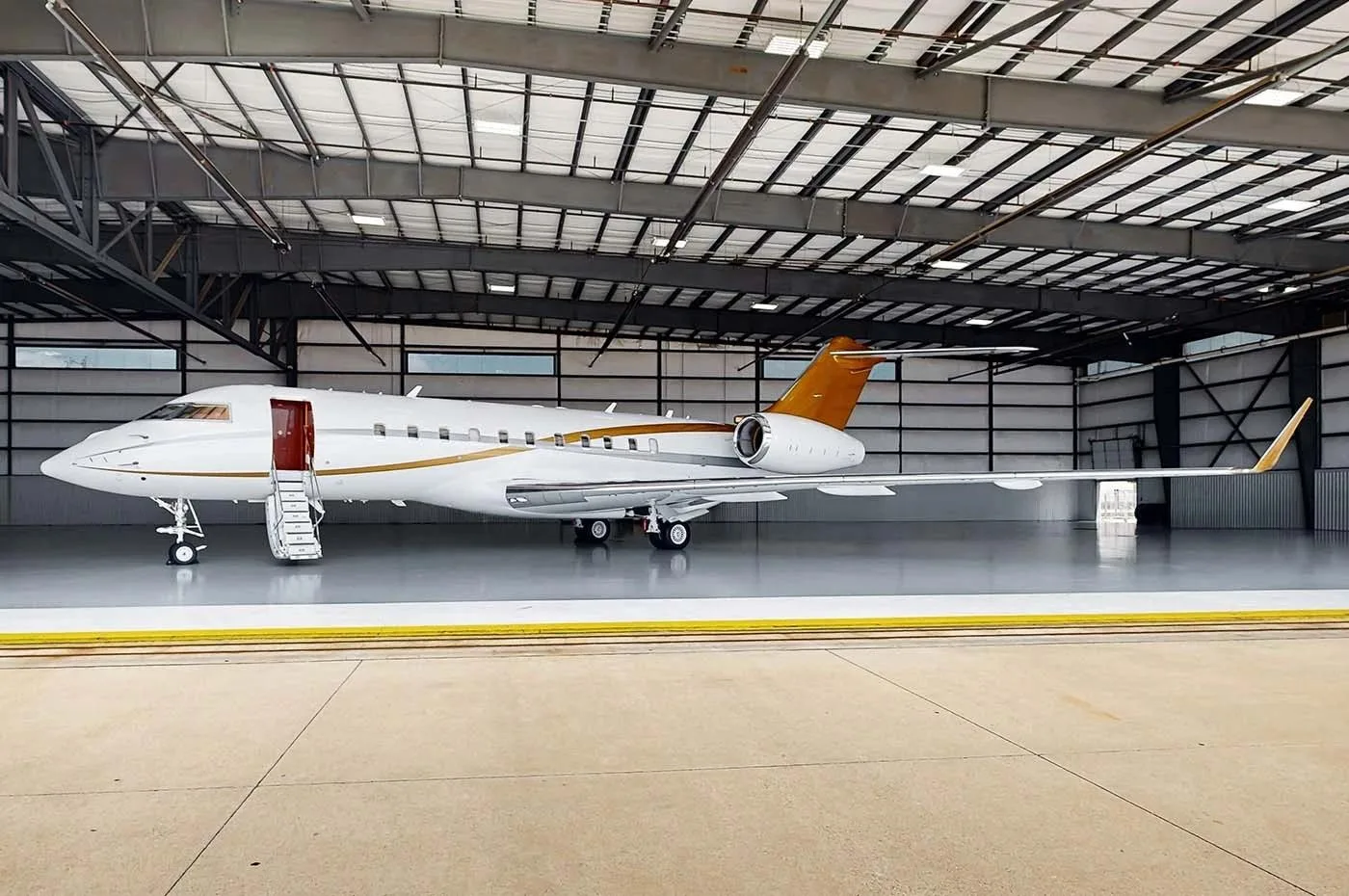 Exterior view of a 2005 BOMBARDIER GLOBAL 5000.