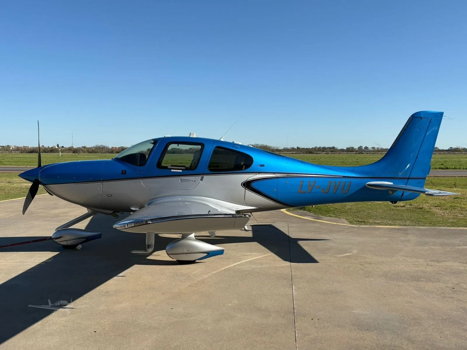 Exterior view of a 2021 CIRRUS SR22-G6, LV-JVU.