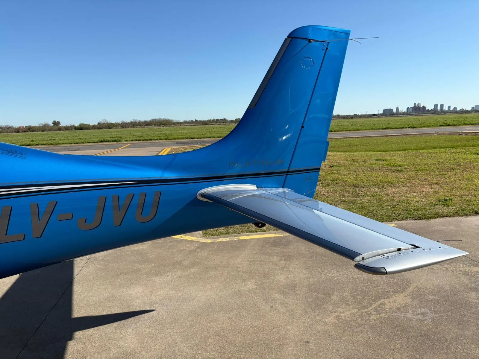 Exterior view of a 2021 CIRRUS SR22-G6, LV-JVU.