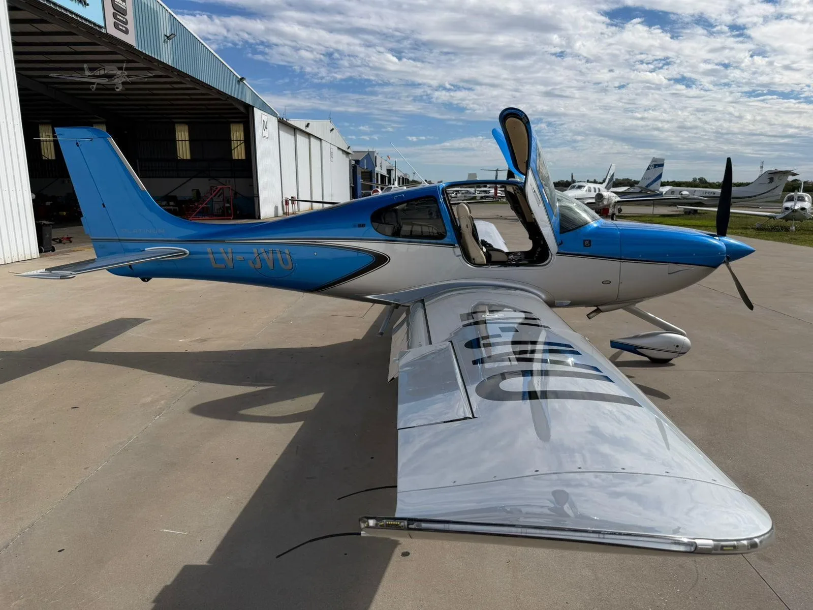 Exterior view of a 2021 CIRRUS SR22-G6, LV-JVU.
