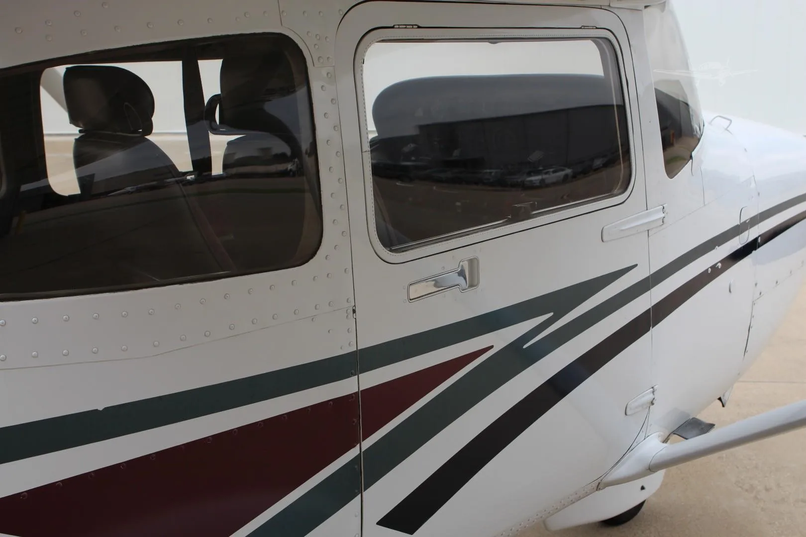 Exterior view of a 1998 CESSNA 182S SKYLANE, N249WA.
