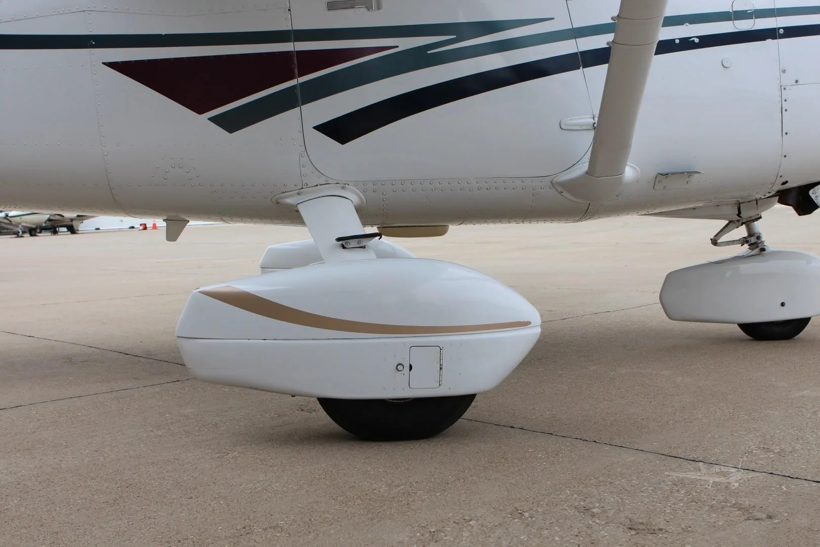 Exterior view of a 1998 CESSNA 182S SKYLANE, N249WA.
