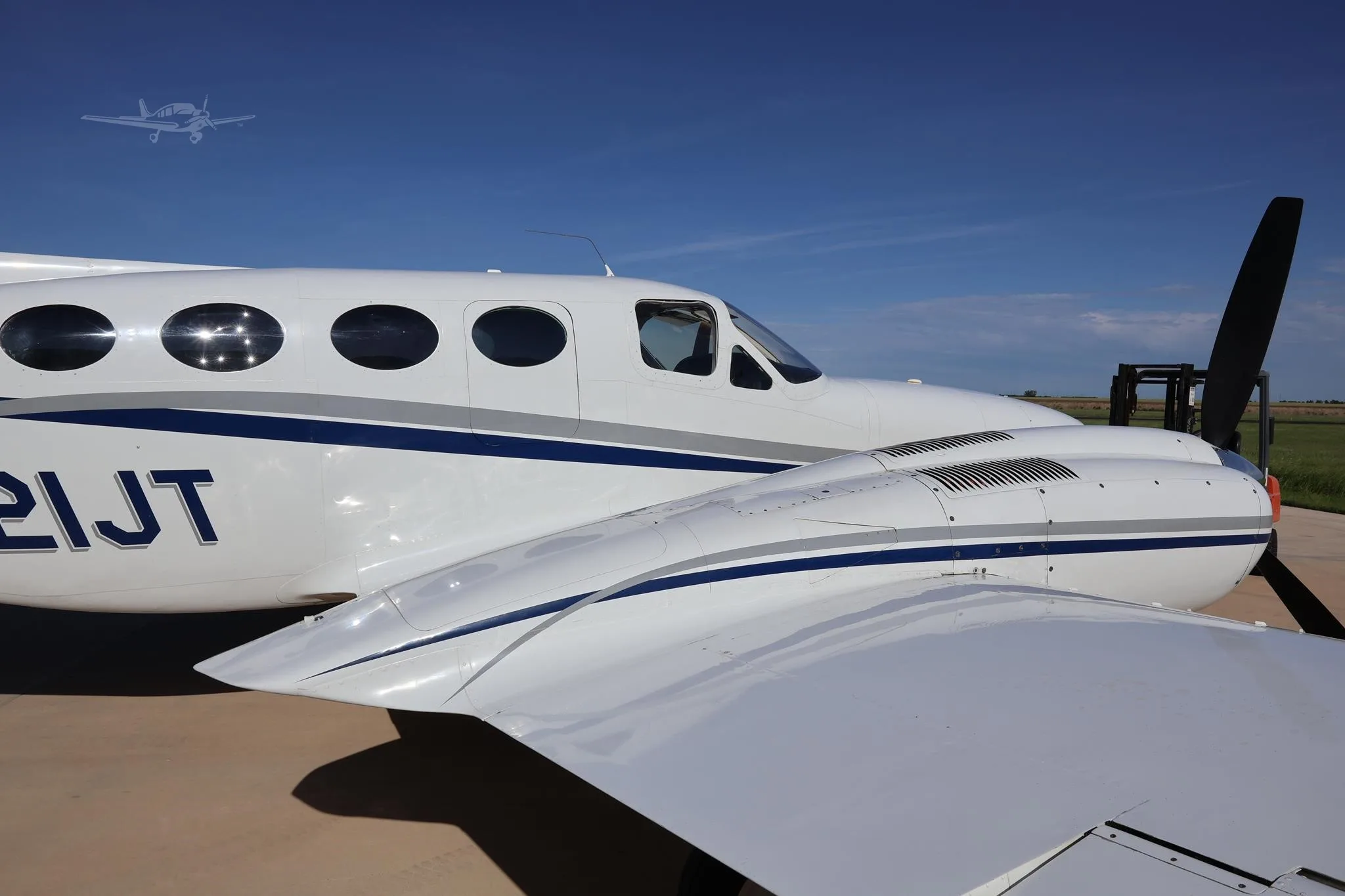 Exterior view of a 1979 CESSNA 421C, N421JT.