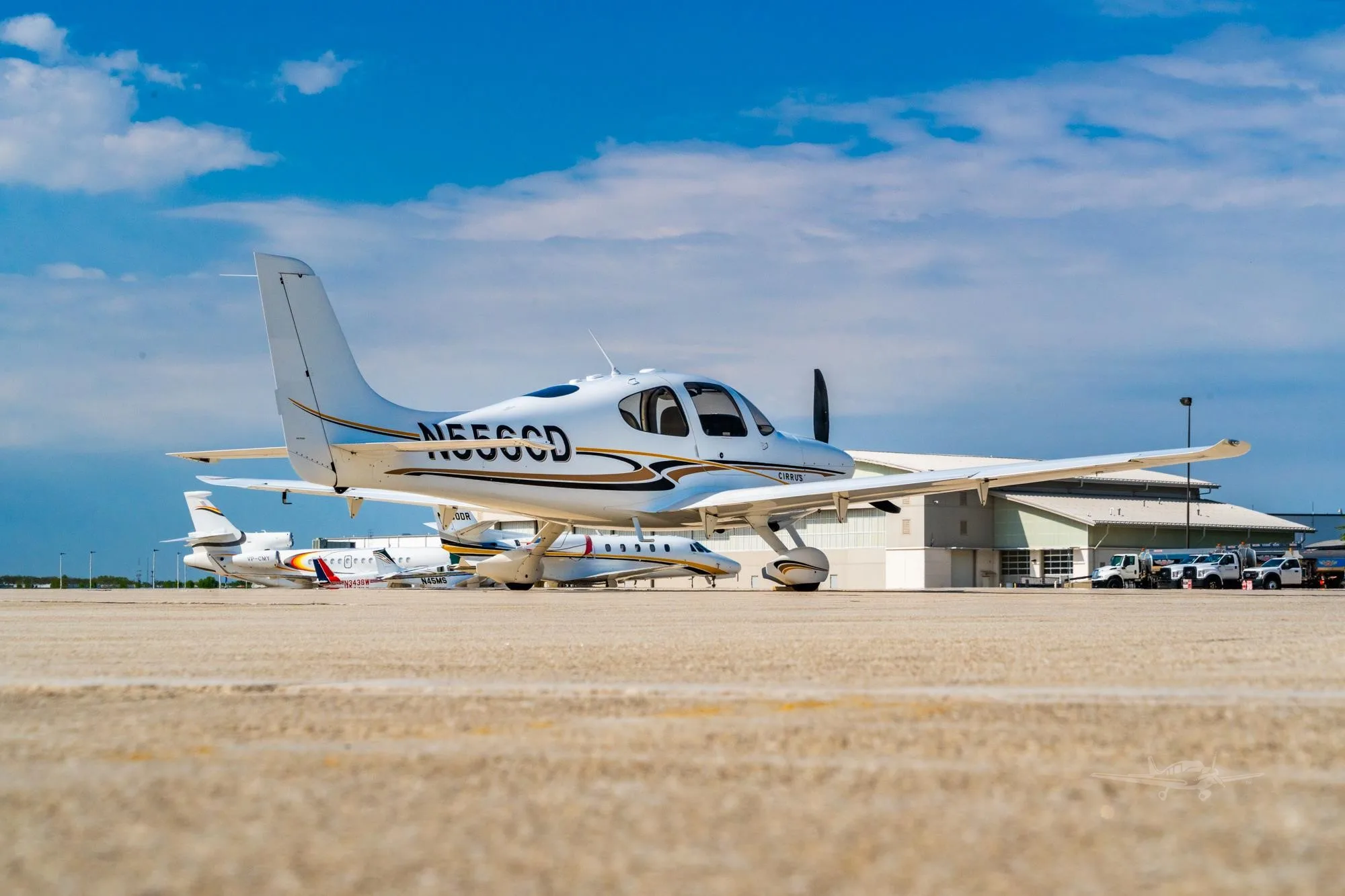 Exterior view of a 2004 CIRRUS SR22-G2, N556CD.