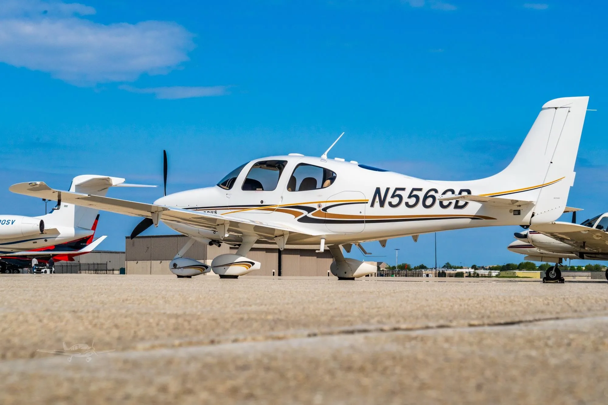 Exterior view of a 2004 CIRRUS SR22-G2, N556CD.
