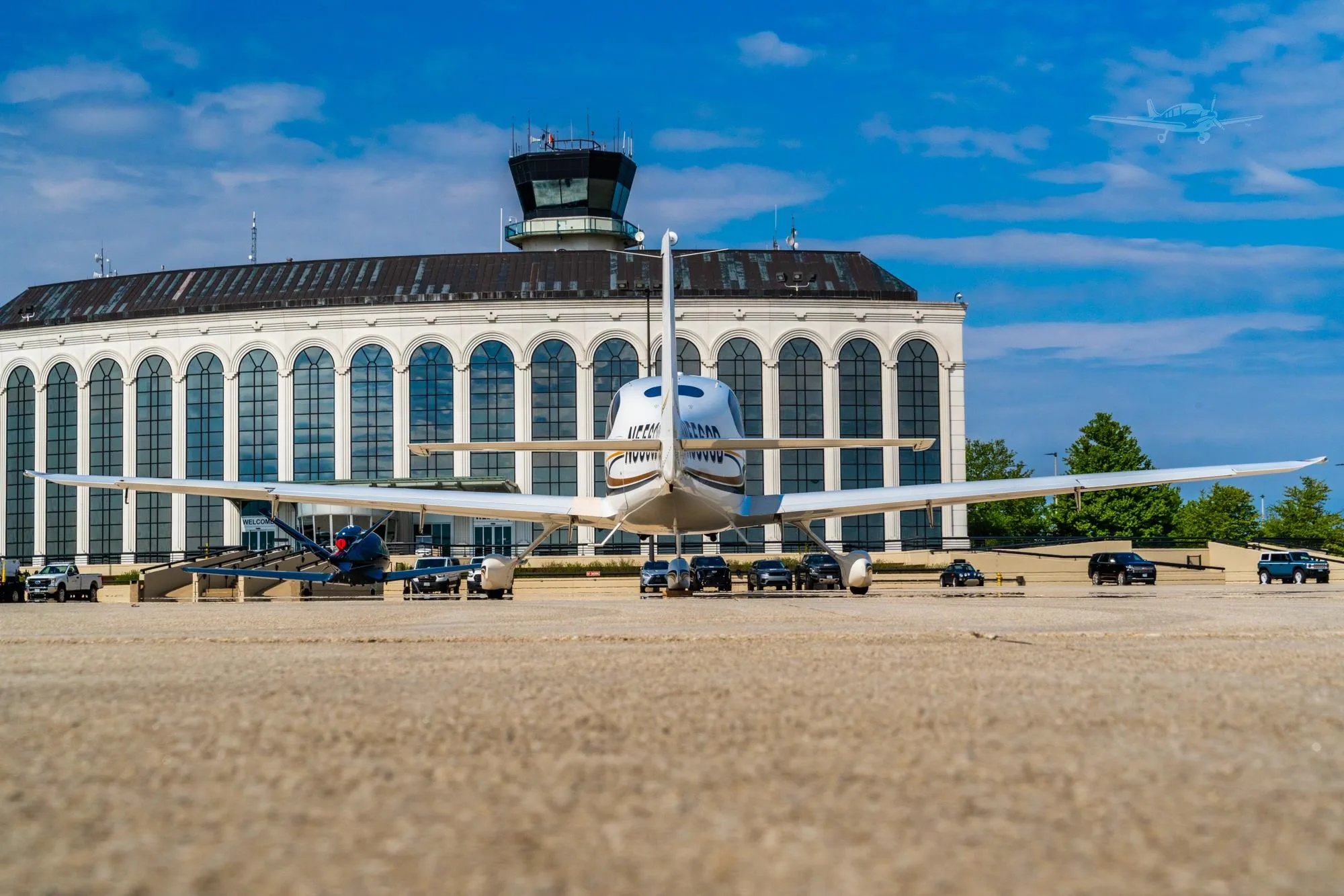 Exterior view of a 2004 CIRRUS SR22-G2, N556CD.